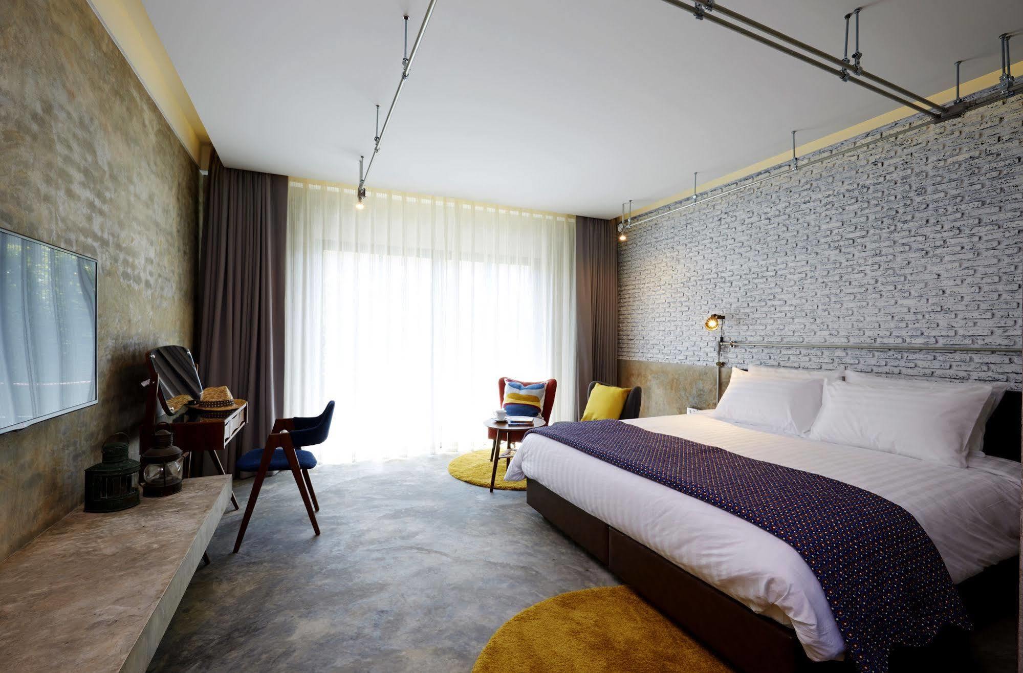The Restro Hotel Hua Hin Bagian luar foto