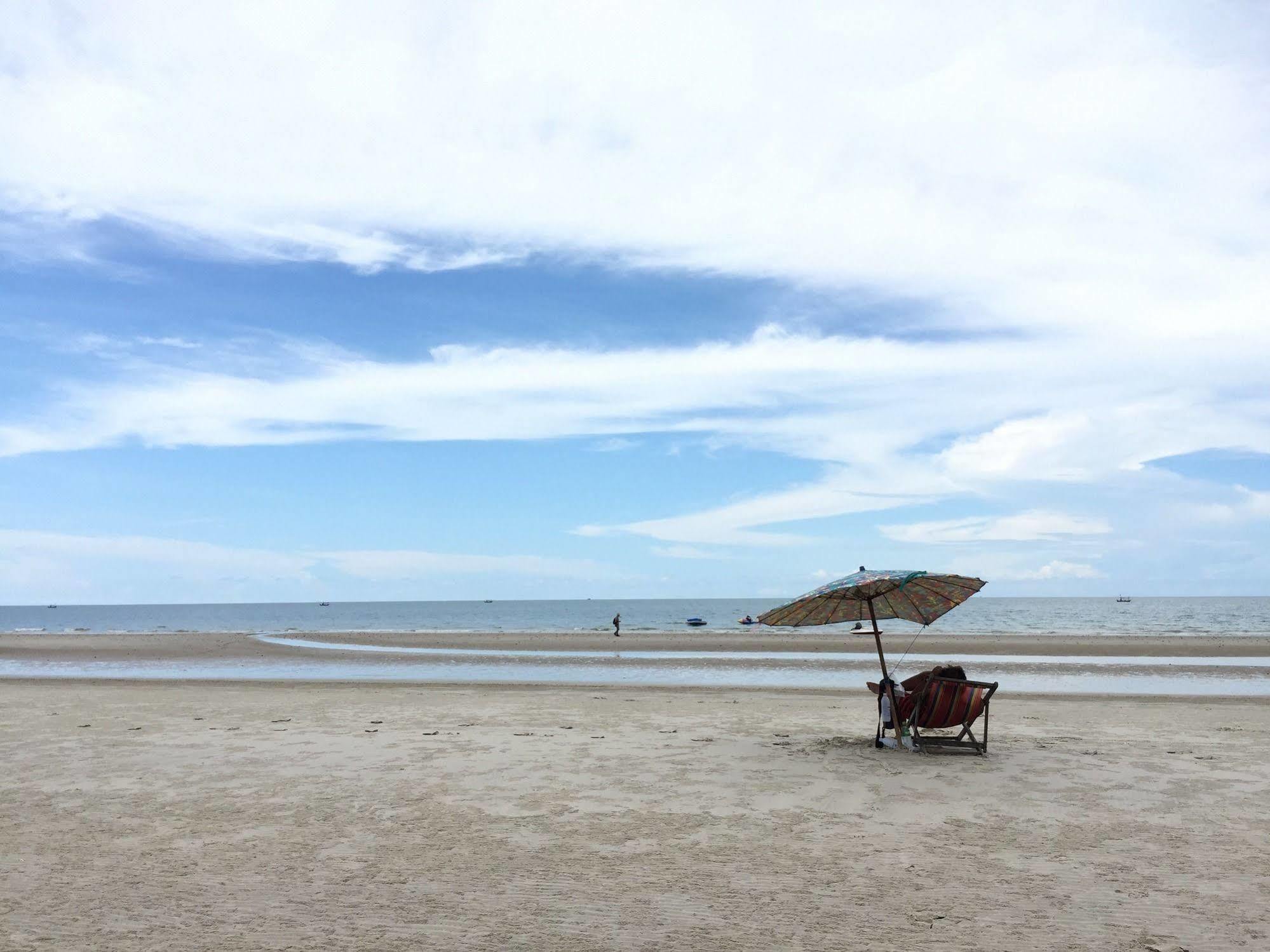 The Restro Hotel Hua Hin Bagian luar foto