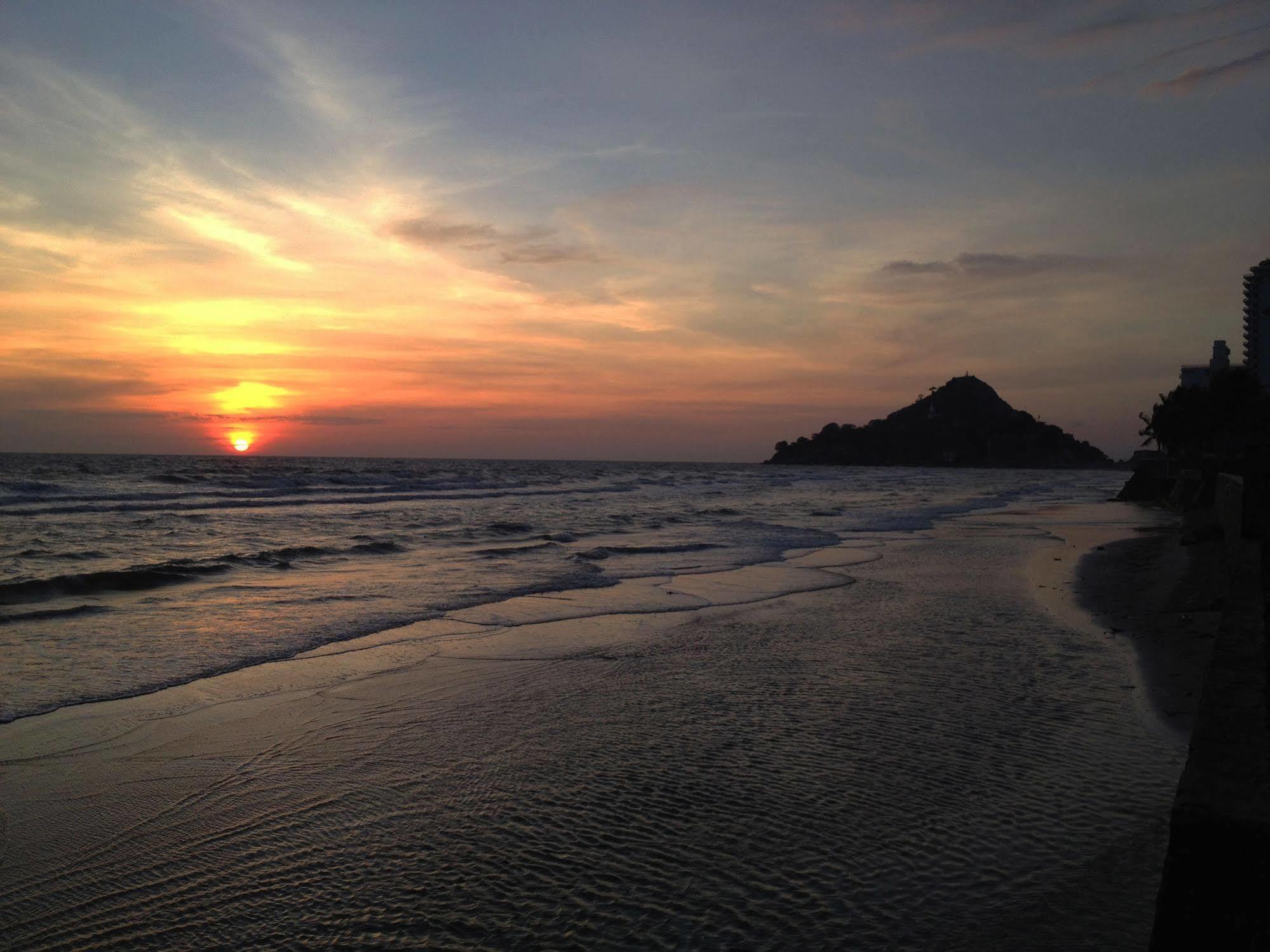 The Restro Hotel Hua Hin Bagian luar foto